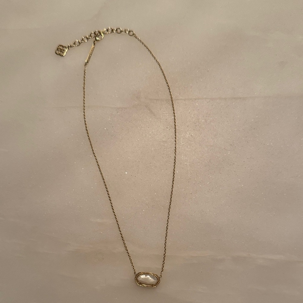 Elegant Gold Necklace with Pearl Accent